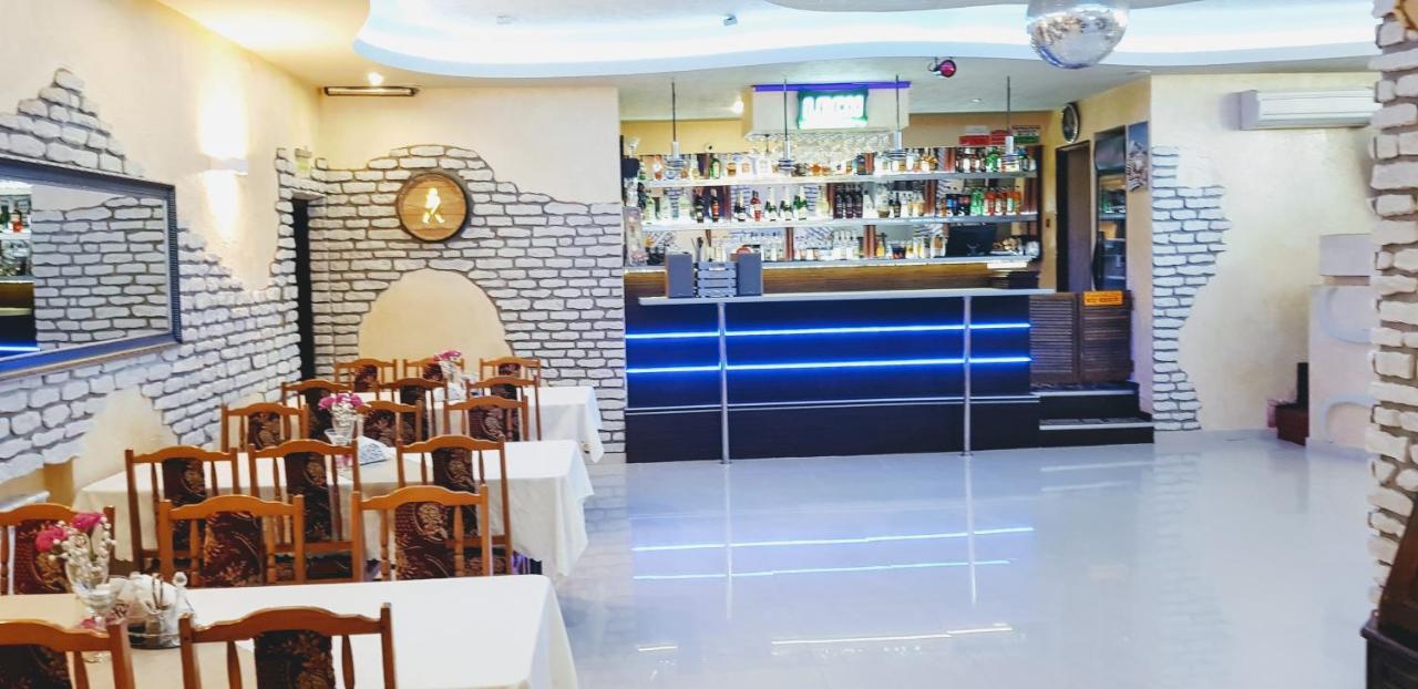 Willa-Restauracja Victoria Ostrowiec Świętokrzyski Extérieur photo