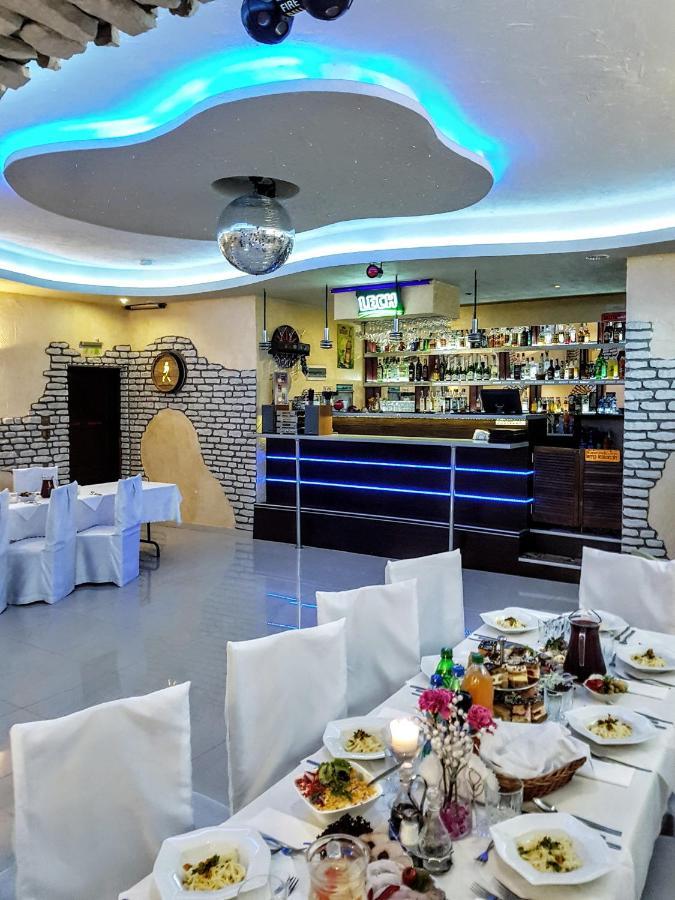 Willa-Restauracja Victoria Ostrowiec Świętokrzyski Extérieur photo