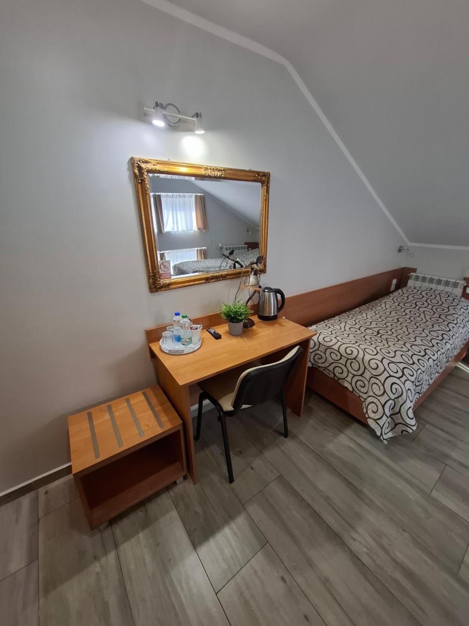 Willa-Restauracja Victoria Ostrowiec Świętokrzyski Chambre photo