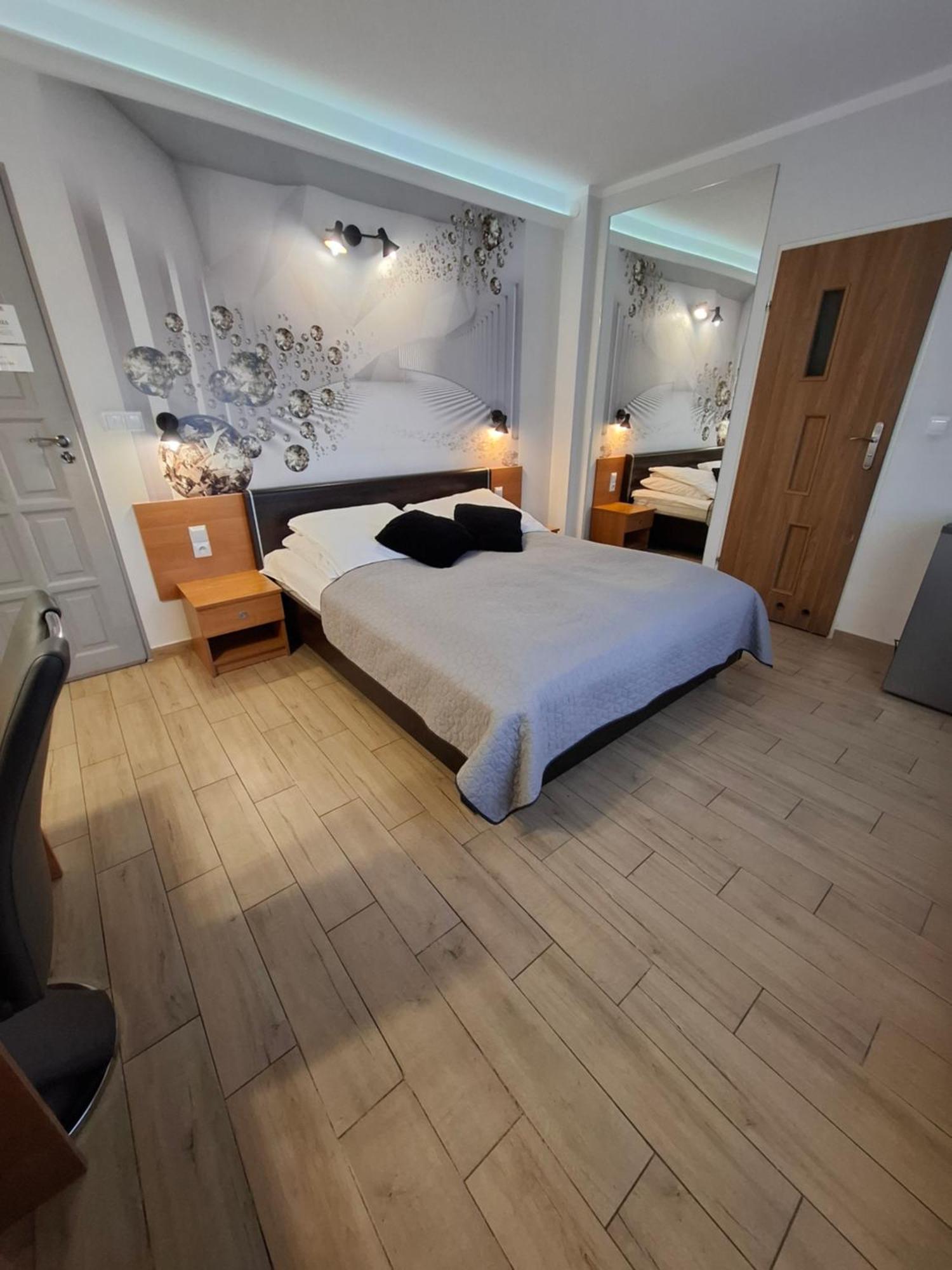 Willa-Restauracja Victoria Ostrowiec Świętokrzyski Extérieur photo