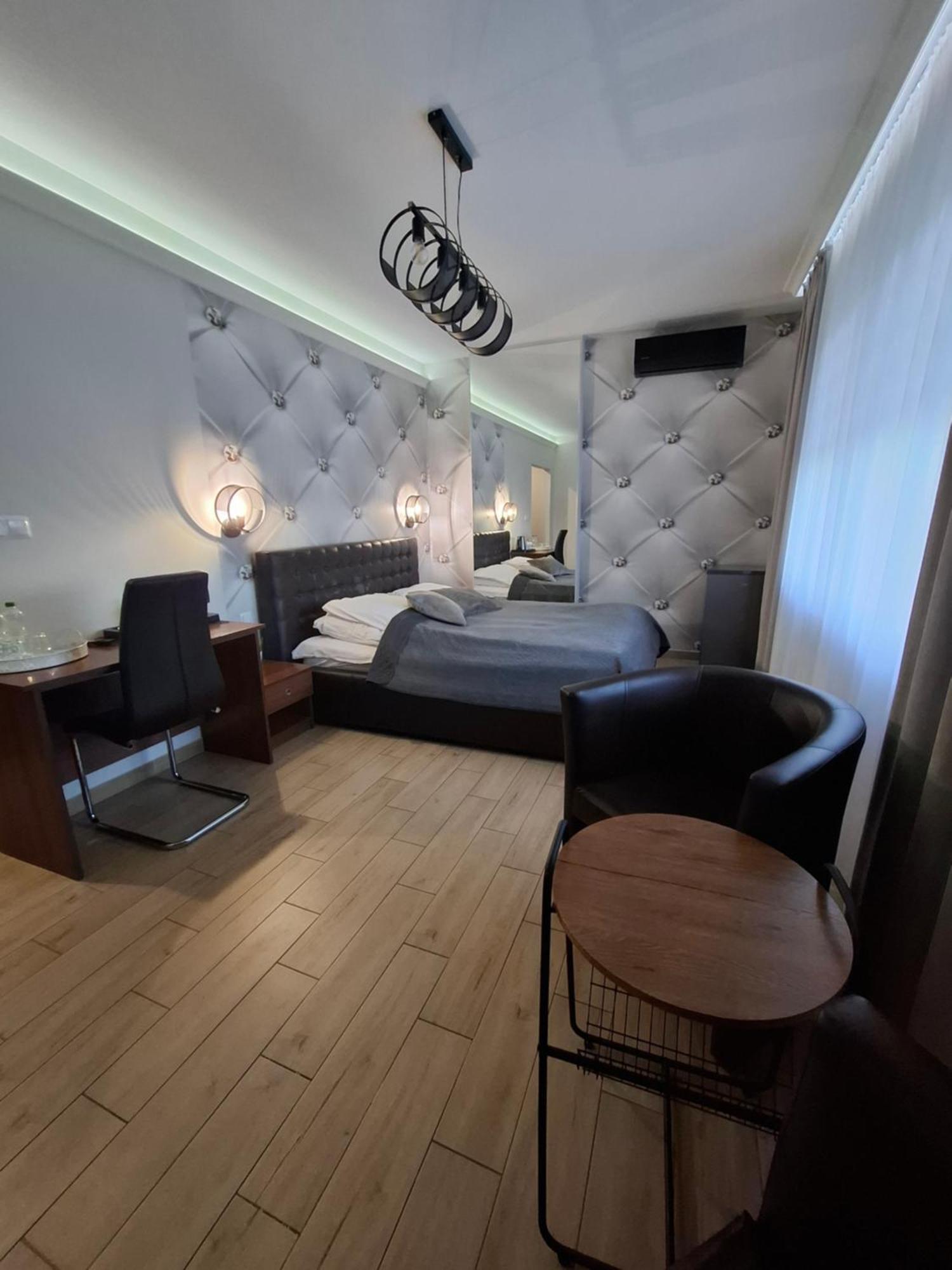 Willa-Restauracja Victoria Ostrowiec Świętokrzyski Extérieur photo